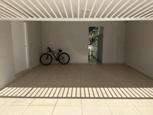 a bike parked in a room with a wall at Linda Casa com amplo jardim! in Curitiba