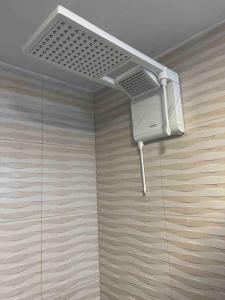 a shower in a bathroom with a ceiling at Linda Casa com amplo jardim! in Curitiba