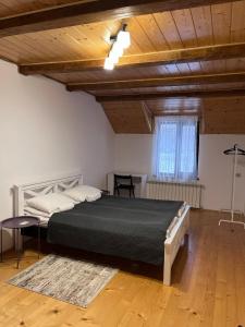 sypialnia z dużym łóżkiem w pokoju w obiekcie Hillside w Sławsku