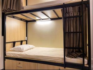 מיטה או מיטות קומותיים בחדר ב-4K Hostel