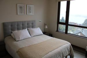 เตียงในห้องที่ TuarriendoCL-MPHC303 Depto con Hermosa Vista al Lago Llanquihue