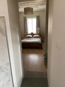 1 dormitorio con cama y ventana en Les Hortensias, en Canly