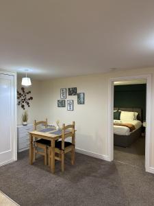 a living room with a table and a bed at Charming 1-Bed Apartment in Stroud in Stroud