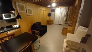 a room with a table and a chair in a room at FLATs CAVALINHO BRANCO in Águas de Lindóia