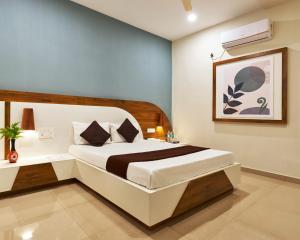 1 dormitorio con 1 cama grande en una habitación en Serenity Resort Panhala, en Panhāla