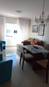 un soggiorno con tavolo e divano di Apartamento vista Mar a Salvador