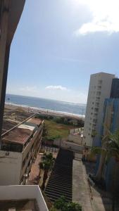 una vista sulla spiaggia da un balcone di un edificio di Apartamento vista Mar a Salvador