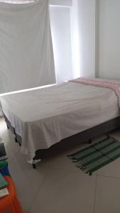 una camera da letto con un letto coperto di Apartamento vista Mar a Salvador