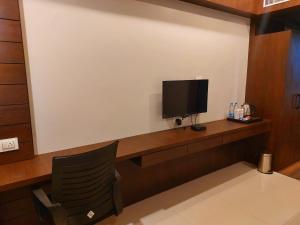 TV a/nebo společenská místnost v ubytování HOTEL PRAJYOT