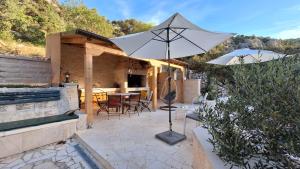 eine Terrasse mit Tisch und Sonnenschirm in der Unterkunft Villa Ana in Sevid