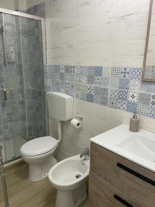 bagno con servizi igienici e lavandino di Appartamento Cosy Centro Storico a Barletta