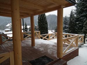 un kiosque en bois avec de la neige au sol dans l'établissement Domek w Gorcach, à Ochotnica Dolna