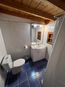 een badkamer met een toilet en een wastafel bij Casa Jana in Jedey