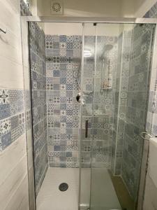 bagno con doccia e porta in vetro di Appartamento Cosy Centro Storico a Barletta