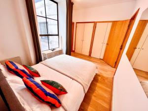 um quarto com uma cama com duas almofadas em Excellent Entire Apartment Between St Pauls Cathedral and Covent Garden em Londres