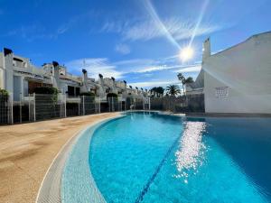 una gran piscina frente a un edificio en Contemporary House in Cabo Roig en Playas de Orihuela