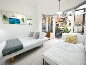 Postel nebo postele na pokoji v ubytování LUXURIOUS Terrace 2 Bedrooms in Relaxing Covent Garden Apartment + 30 fotografií