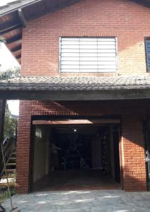 een bakstenen gebouw met een garage met een raam bij Norte, 310 in Villa Gesell