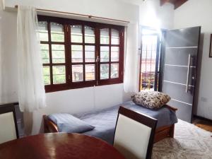 Habitación con mesa, cama y ventana en Norte, 310, en Villa Gesell