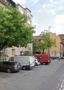 un groupe de voitures garées sur un parking dans l'établissement Paula’s cosy place in the center of Ljubljana, à Ljubljana