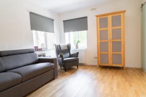 sala de estar con sofá y silla en Moderne 2-Zimmer Wohnung, en Gratwein