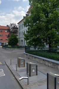 une rue avec des panneaux sur le côté de la route dans l'établissement Paula’s cosy place in the center of Ljubljana, à Ljubljana