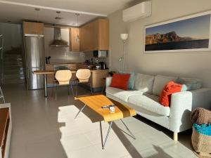 sala de estar con sofá y mesa en The New Suite Agaete & Parking en Agaete