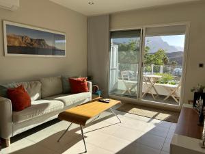 A seating area at The New Suite Agaete & Parking