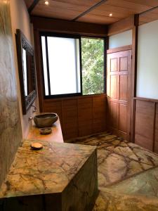 ein Badezimmer mit einem Waschbecken und einer Schüssel auf der Theke in der Unterkunft Frondavista San Pancho in San Francisco