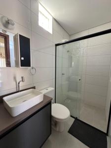Ένα μπάνιο στο Apartamento na praia Garopaba San Pietro Sc Loft 104