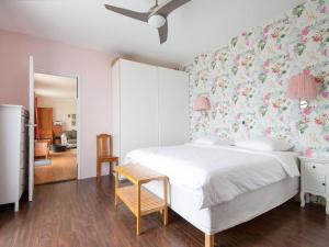 a bedroom with a bed with a floral wallpaper at 5 bedroom-5 bathroom Gîte with free wifi and parking chez Mostarlić B&B in Bouconville