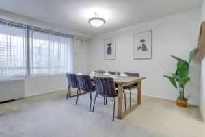 - une salle à manger avec une table et des chaises dans l'établissement Sensational Condominium @Crystal City, à Arlington