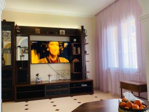 uma sala de estar com televisão num centro de entretenimento em Apartment-House La Mata Torrevieja em Torrevieja