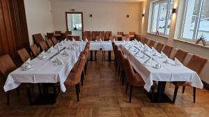 una fila de mesas y sillas en una habitación en Olbersdorfer Hof en Olbersdorf