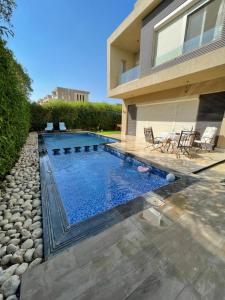 a swimming pool in the backyard of a house at فيلا للإيجار في الشيخ زايد in ‘Ezbet `Abd el-Ḥamîd