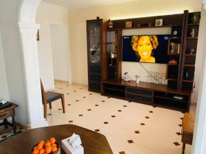 uma sala de estar com uma televisão e uma mesa em Apartment-House La Mata Torrevieja em Torrevieja