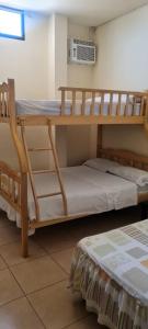 Katil dua tingkat atau katil-katil dua tingkat dalam bilik di Hospedaje Naomi