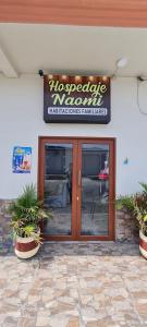 un restaurant avec un panneau à l'avant d'un bâtiment dans l'établissement Hospedaje Naomi, à Salinas