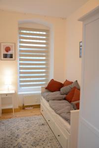 um quarto com um sofá em frente a uma janela em PAS 17 Apartment Berlin – cozy apartment em Berlim