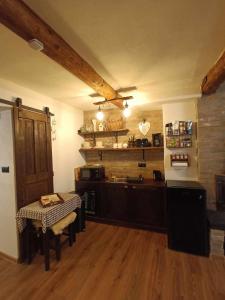cocina con encimera y mesa en una habitación en Baboško, en Rimavská Sobota