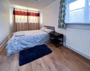 niewielka sypialnia z łóżkiem i oknem w obiekcie Spacious Retreat - Remote Worker & Family Friendly w mieście Portsmouth