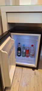 einen offenen Kühlschrank mit Gewürzflaschen in der Unterkunft Fam. Honnef in Hannover