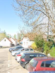 uma fila de carros estacionados num parque de estacionamento em Martin’s flat in the city centre em Ljubljana