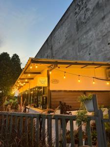budynek z żółtym parasolem i światłami w obiekcie MostPopular!!! Hay Cafe TranquilFields - OnlyYou with Hay, Rentable For Event w mieście Sekinchan