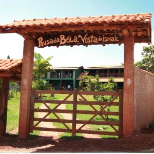 a gate with a fence in front of a building at Pousada Bela Vista do Ismail - Lapinha da Serra in Santana do Riacho