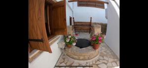 una habitación con dos macetas en un edificio en Templos Homes en Kyrenia