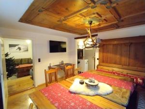 ein Esszimmer mit einem Holztisch und einem Esszimmer in der Unterkunft Arlberghaus Rocks in Flirsch
