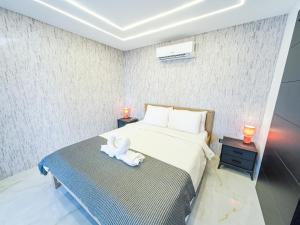 Una cama o camas en una habitación de Punta Cana Penthouse Suite & Jacuzzi