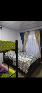 MoñitosにあるCabaña hospedaje las Gaviotasのベッドルーム1室(ベッド1台付)、窓(カーテン付)