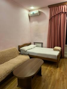 Manand Hotel客房内的一张或多张床位